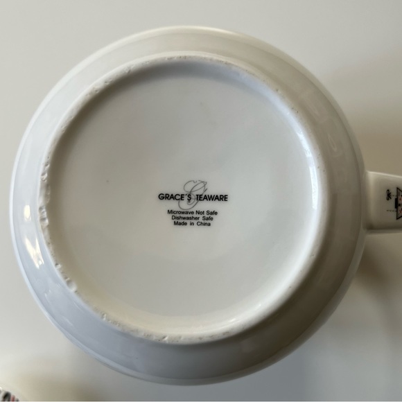 Grace’s Teaware White, Green, and Red Christmas Teapot - Picture 8 of 8